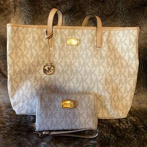 SalePending**Michael Kors tote & wallet